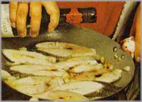 Regar el pescado con un vaso de vino blanco, esperar cinco minutos más y retirar del fuego sin dejar enfriar y conservando la salsa.