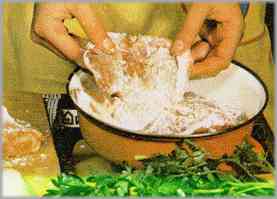 Aplastar las chuletas con el mazo, salpimentar y rebozar en harina. Dejar hacer durante 10 minutos por cada lado y pasarlas a una fuente de servir caliente.