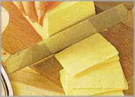 Cortar el queso en lonchas muy delgadas, o bien usar lonchas ya preparadas.