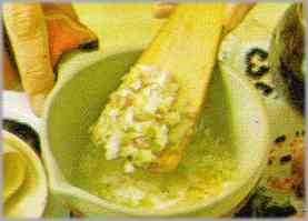 Mientras tanto, preparar un sofrito en una sartén con mantequilla y cebolla muy picada.