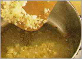 Dorar la mantequilla con la cebolla triturada y desmenuzarla.