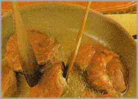 En una sartén, freír los filetes con mantequilla, retirándolos cuando estén coloreados.