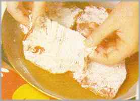 Alisar los escalopines, rebozarlos en harina y ponerlos en una sartén con mantequilla.