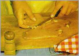 Limpiar los filetes de pollo eliminando los nervios y partes grasas. Aplastarlos con el mazo.
