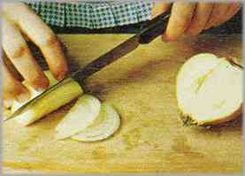 Pelar la cebolla y cortarla en rodajas muy finas.