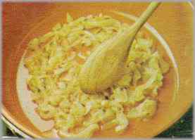 Poner la cebolla en una sartén dejando que se fría con dos cucharadas de aceite.