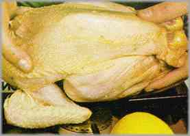 Limpiar y flamear los pollos. Lavarlos y secarlos. Preparar una mezcla con sal, pimienta y pimentón dulce y restregar los pollos con ella.