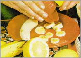 Mientras, pelar los plátanos y trocearlos. Regarlos con el zumo de un limón.