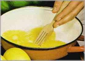 Poco antes de sacar los pollos del horno, poner en una sartén mantequilla y, cuando se derrita, poner la piña en rodajas y las bananas troceadas.