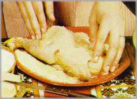 Limpiar el pollo y lavarlo con agua fría. Secarlo y partirlo en dos trozos. Con sala curry y sal restregar toda su superficie.