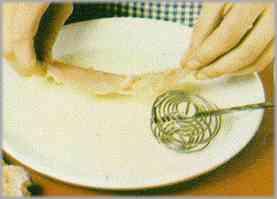 Batir un huevo, salarlo y pasar por él los filetes procurando que se impregnen a fondo.