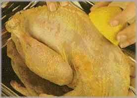 Restregar un limón por toda la gallina y salpimentarla generosamente.