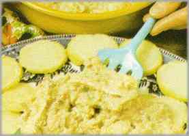En una fuente, sobre un fondo de patatas verter el contenido de la sartén con la gallina. Decorar con las aceitunas y los huevos duros. Adornar.