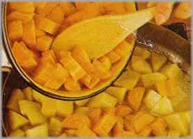 Cortar las patatas y las zanahorias en cuadraditos y poner aquéllas en una cacerola con agua y sal. Pasados diez minutos, añadir las zanahorias y cocer.
