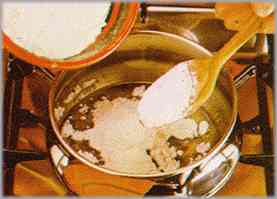 En otra cacerola, derretir mantequilla y añadir harina. Remover.