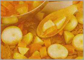 Untar con mantequilla una fuente para el horno y cubrir todo el fondo con las patatas y las zanahorias. Añadir las cebollas y la carne de pavo troceada.