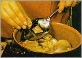 Calentar el aceite y la manteca de pato en una cacerola de barro. Añadir las salchichas desmenuzadas, laurel, tomillo, romero y salvia.