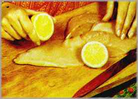 Después de alisar los escalopes con el mazo, exprimir sobre ellos un limón y dejarlos reposar 10 minutos.
