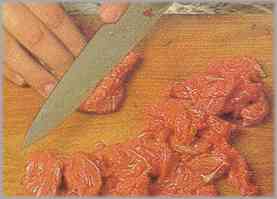 Limpiar la carne y trocearla en partes no muy grandes y de similar tamaño.