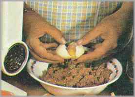 Añadir dos yemas de huevo, sal y pimienta. Mezclar bien y dar forma de hamburguesas.