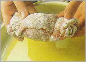 Rebozar en harina cada rollito y dorarlos con aceite y mantequilla.