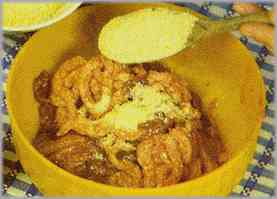Poner en un recipiente la carne picada y el hígado con el pan rallado, queso cortado en tiras pequeñas y delgadas, sal y pimienta.