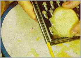 Rehogar las espinacas en una sartén con cebolla picada y mantequilla.
