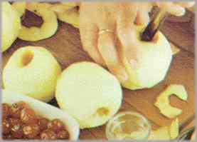 Pelar las manzanas, privándolas de su corazón. Cocerlas 10 minutos, con el azúcar y el vino. Hacer una incisión, conservando la pulpa extraída.