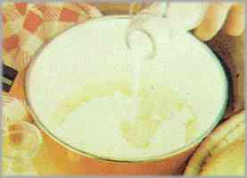 Combinar el budin con la leche, añadiendo al final el azúcar restante y una pizca de sal.