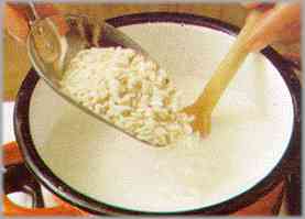 Hervir la leche junto con el azúcar y sal. Añadir el arroz y dejar cocer 40 minutos, removiendo de vez en cuando.