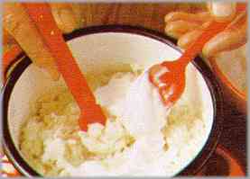 Mezclar la nata con el arroz, removiendo delicadamente.