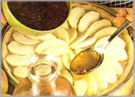 Diluir la mermelada de albaricoque con el licor y verter este líquido sobre toda la superficie, después de poner las manzanas restantes en forma de láminas finas sobre el puré.