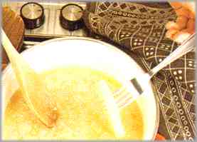 Preparar el sirope como se indica en la receta, introduciendo en él las rodajas de piña unos minutos.