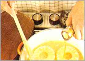 Aromatizar con coñac y el curasao. Poner la piña en las cuatro copas, añadir algunas cerezas, un poco del sirope, un par de bolitas de helado y el sirope restante, todavía caliente. Servir inmediatamente.