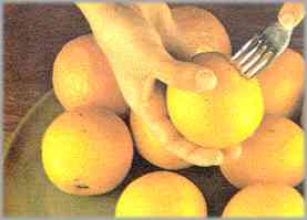 Lavar las naranjas y el limón. Pincharlos con un tenedor y ponerlos a remojo tres días, cambiándoles el agua.