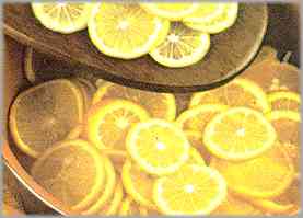 Pasados los diez minutos, añadir el limón cortado en rodajas.