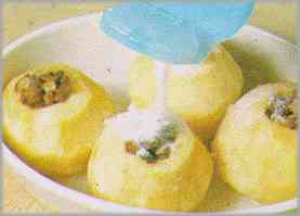 Espolvorear el azúcar sobre las manzanas y regarlas con el ron utilizado anteriormente.