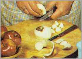 Pelar las manzanas y tras eliminar el carozo cortarlas en láminas delgadas y pequeñas.