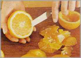 Lavar las naranjas, cortándolas por la mitad, dejando apartada una. Sacar la pulpa manteniendo intacta la cáscara.