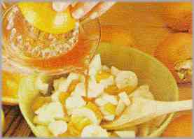 Regar con el zumo de la naranja y el de un limón. Seguir removiendo para que toda la fruta se empape.