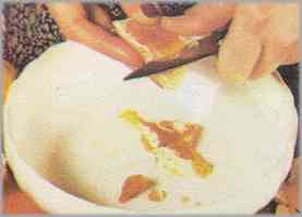 Pelar las naranjas y las mandarinas, eliminar las pepitas y las pieles y trocear las pulpas en partes pequeñas.