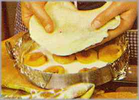 Colocar la mitad de los albaricoques boca arriba y cubrirlos con el otro disco de pasta.