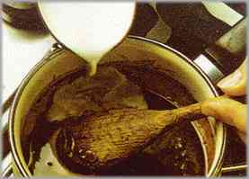 Poner en una cacerola leche y el chocolate en virutas. Remover y dejar que se haga a fuego lento una crema homogénea.