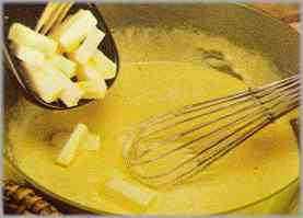 Añadir la mantequilla en trocitos pequeños y preferiblemente a temperatura ambiental para que combine mejor. Condimentar con una pizca de sal.