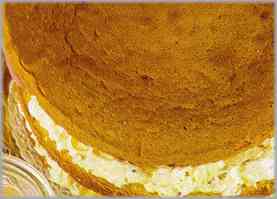 Untar con este preparado las tres capas de torta y recomponer el bizcocho.