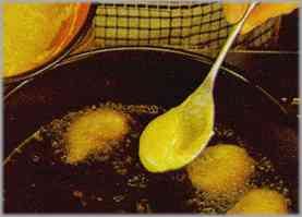Calentar bastante aceite en una sartén grande, y cuando comience a humear, freír en ella la pasta recogida a cucharadas.
