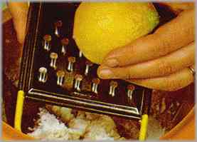 Aromatizar con la piel rallada de un limón y seguir removiendo hasta conseguir una mezcla homogénea.
