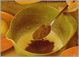 Añadir el cacao, el café, la piel rallada de un limón y el ron, removiendo continuamente.