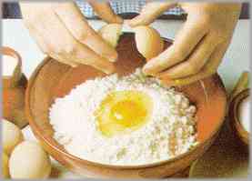 Poner en un recipiente la harina, la fécula, la levadura, los huevos y la mantequilla.
