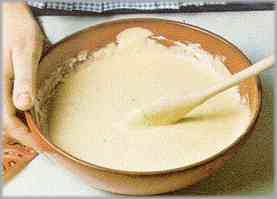 Remover y completar la pasta con la piel rallada de un limón, azúcar y una pizca de sal y la leche poco a poco.